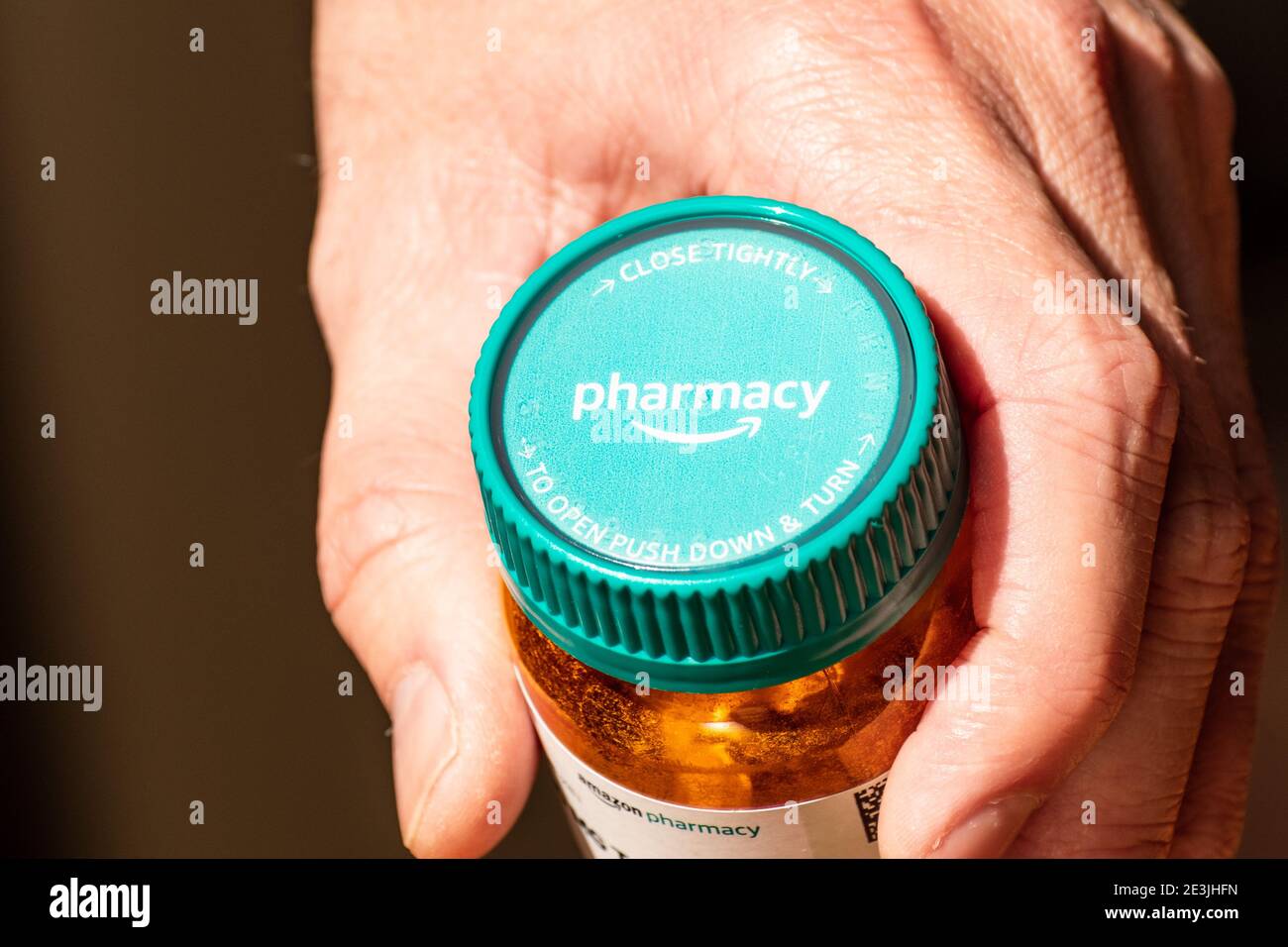 Mano che tiene una bottiglia di Amazon Pharmacy Rx; Amazon Pharmacy è una farmacia online americana, filiale di Amazon.com; California, USA, 2020 Foto Stock