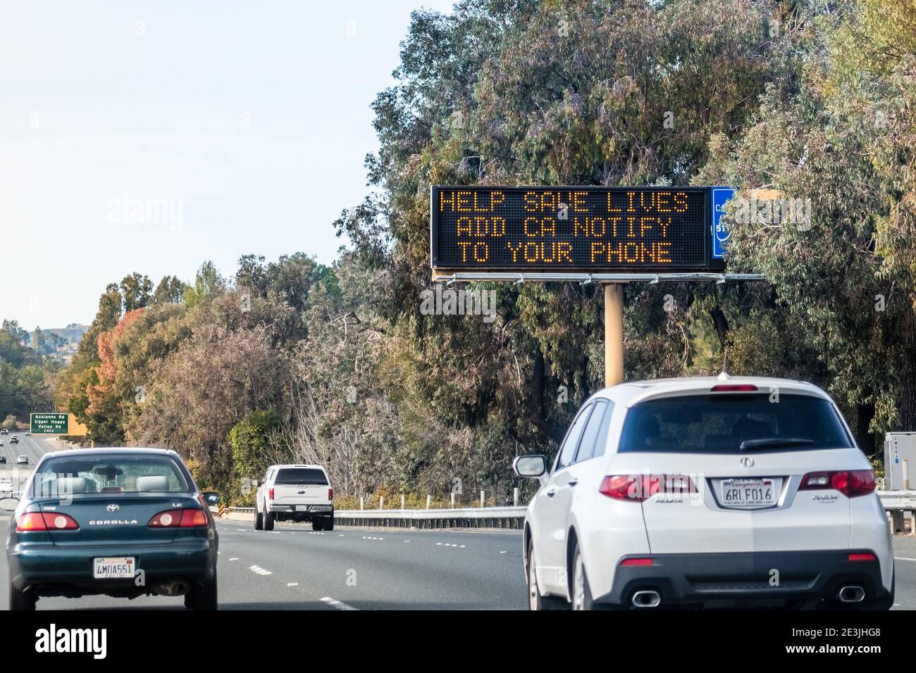 Jan 1, 2021 Lafayette / CA / USA - COVID-19 messaggio correlato chiedendo alle persone di aggiungere CA Notify servizio ai loro telefoni, visualizzato su un accesso digitale Foto Stock