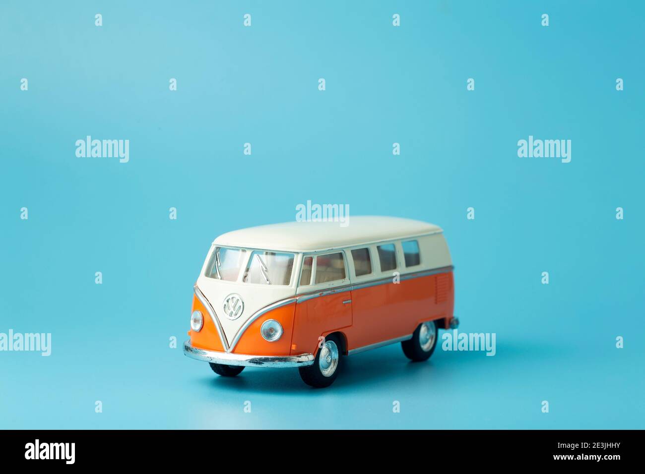 Giocattolo retro bus Volkswagen su uno sfondo colorato. Hippie autobus retrò Foto Stock