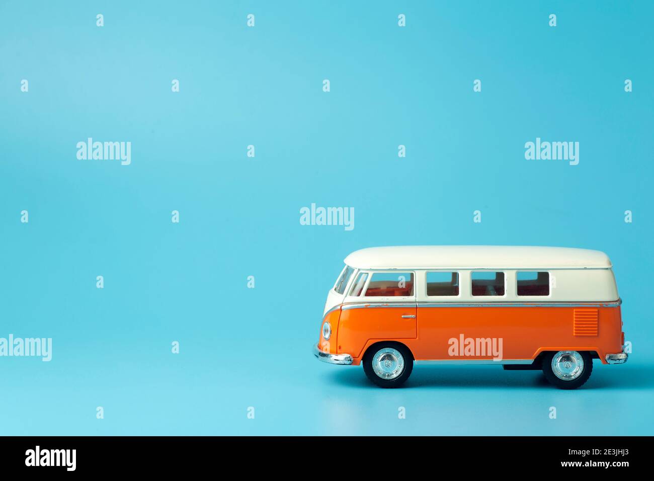 Giocattolo retro bus Volkswagen su uno sfondo colorato. Hippie autobus retrò Foto Stock