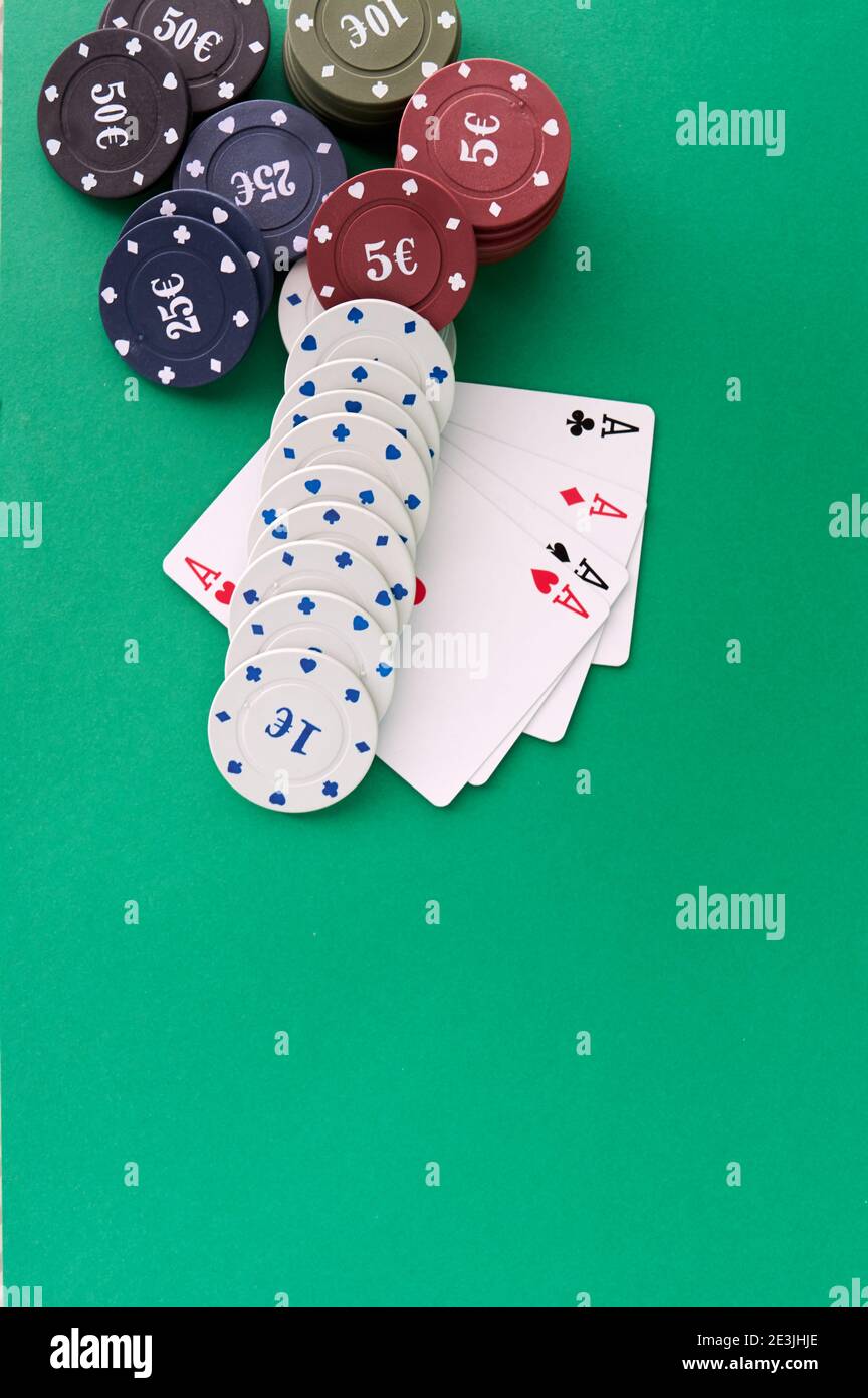 Panno da poker, un mazzo di carte, mano di poker e chip. Sfondo. Foto Stock