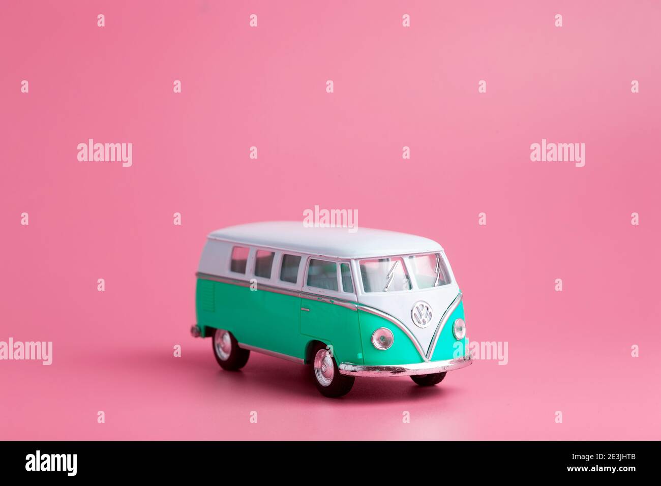 Giocattolo retro bus Volkswagen su uno sfondo colorato. Hippie autobus retrò Foto Stock