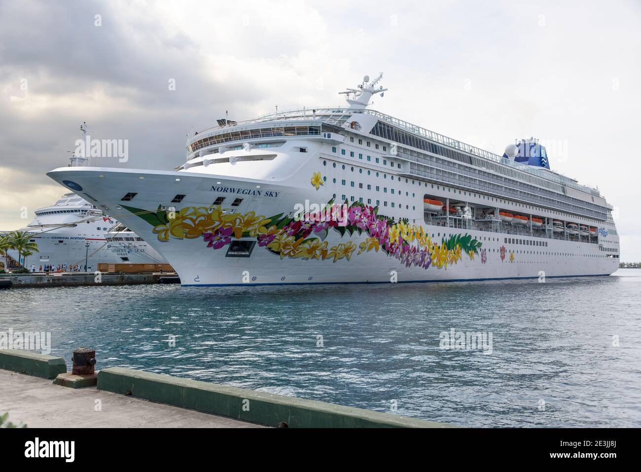 La nave da crociera Norwegian Sky a Nassau, Bahamas Foto Stock