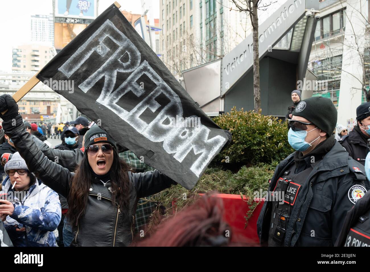 Una donna chiede la libertà mentre la polizia inizia ad arrestare i manifestanti in una protesta contro i blocchi COVID-19 a Toronto, Canada. Foto Stock
