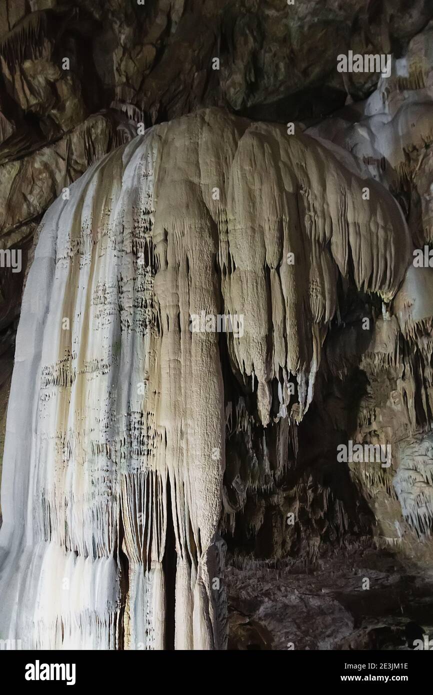 Nuova grotta Athos con stalattiti e stalagmiti in Abkhazia. Foto Stock