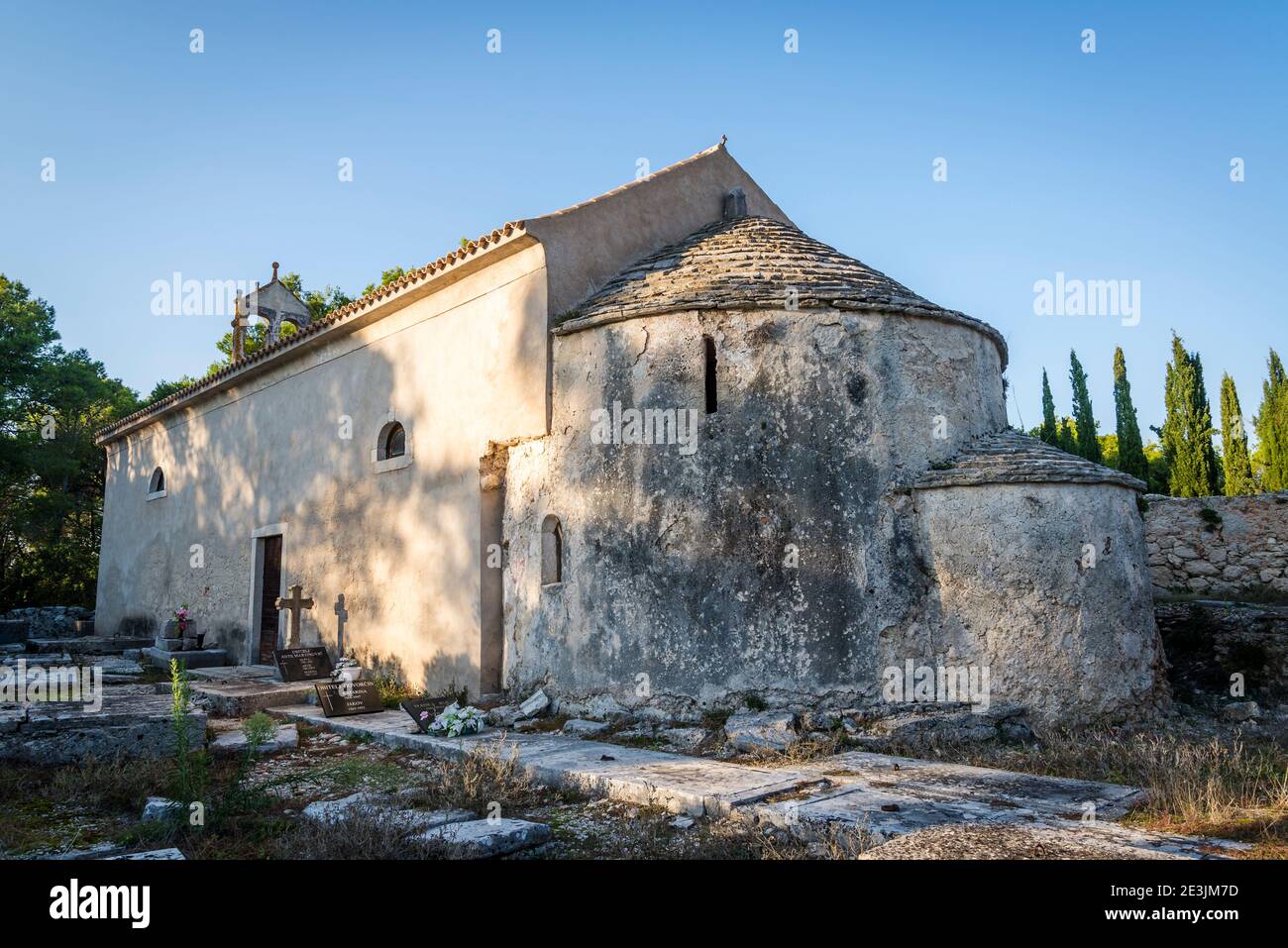Chiesa medievale di Santa Maria e cimitero, Makovac, Mali Iz, Isola di Iz, arcipelago di Zara, Dalmazia, Croazia Foto Stock