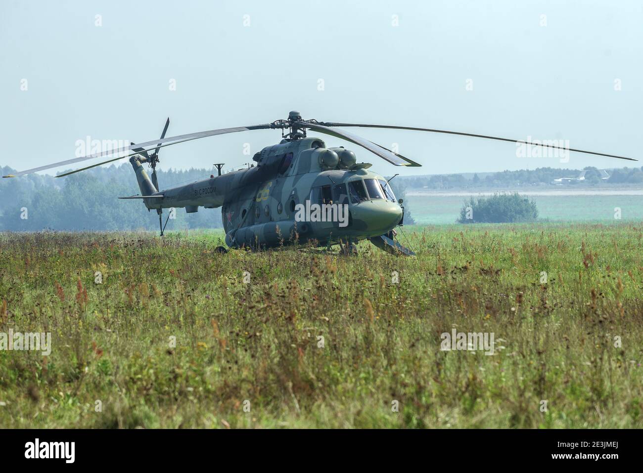 REGIONE DI MOSCA, RUSSIA - 30 AGOSTO 2019: Elicottero mi-8 (RF-04507) le forze aerospaziali russe si trovano sul campo in una giornata estiva Foto Stock