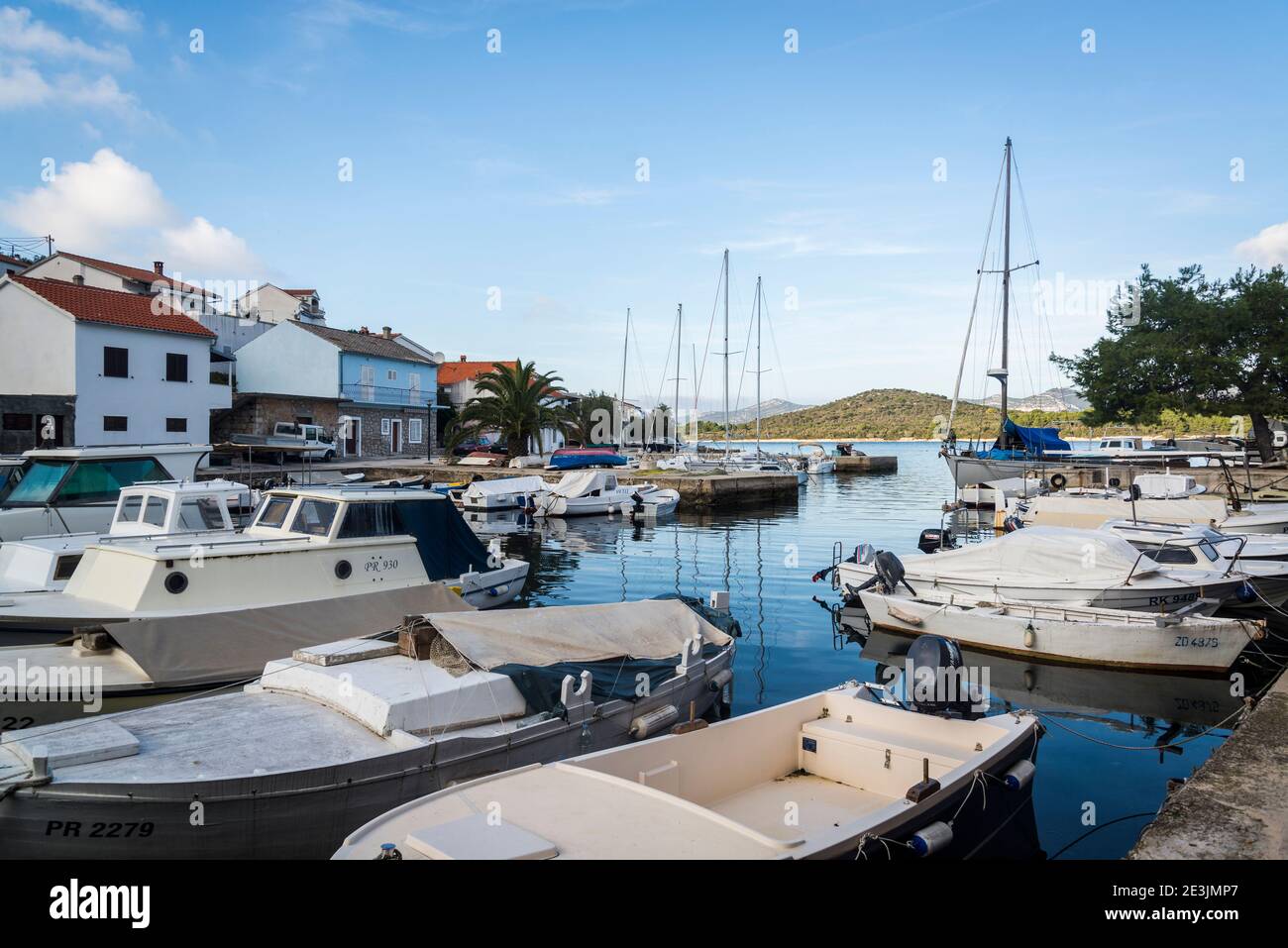 Porto di Mali Iz, terra di Iz, arcipelago di Zara, Dalmazia, Croazia Foto Stock