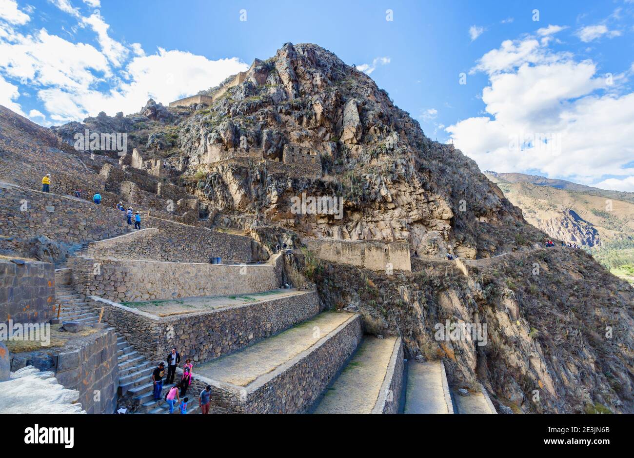 Terrazze a Ollantaytambo, un sito archeologico Inca nella Valle Sacra di Urubamba, regione di Cusco, Perù meridionale Foto Stock