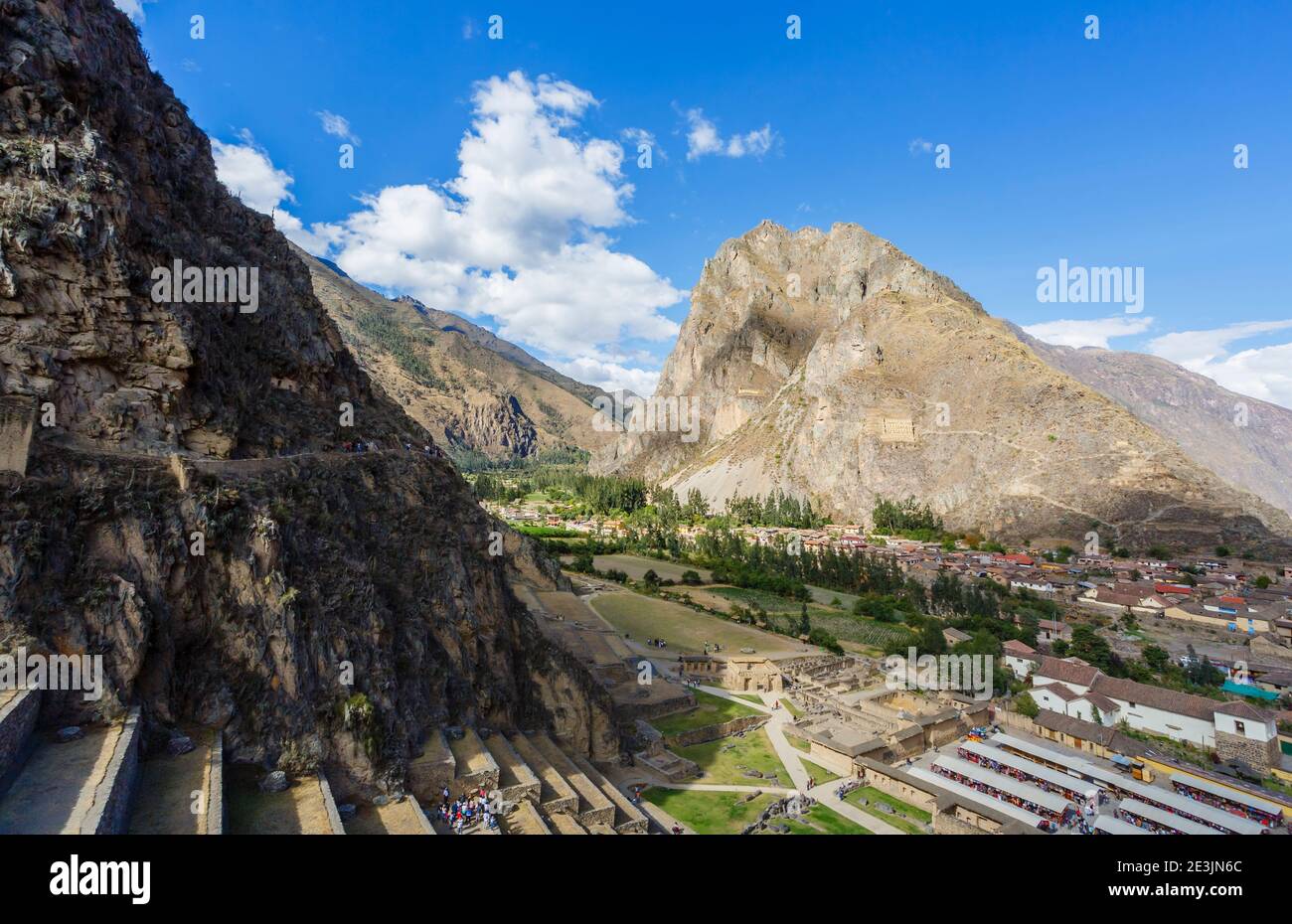 Vista della montagna di Pinkuylluna dalle terrazze di Ollantaytambo, un sito archeologico inca nella Valle Sacra di Urubamba, regione di Cusco, Perù meridionale Foto Stock