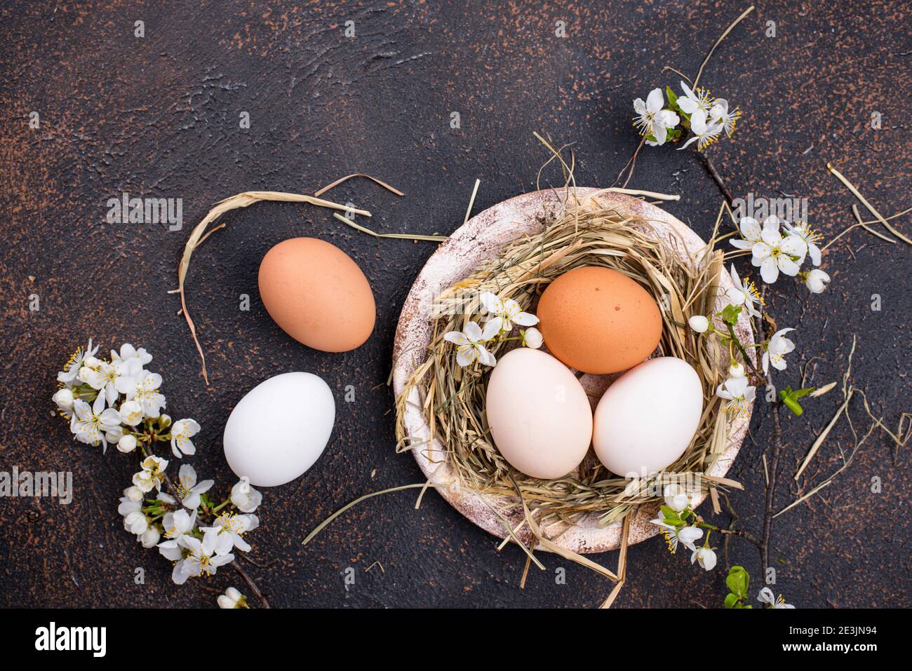 Composizione pasquale con uova e ramo fiorente Foto Stock