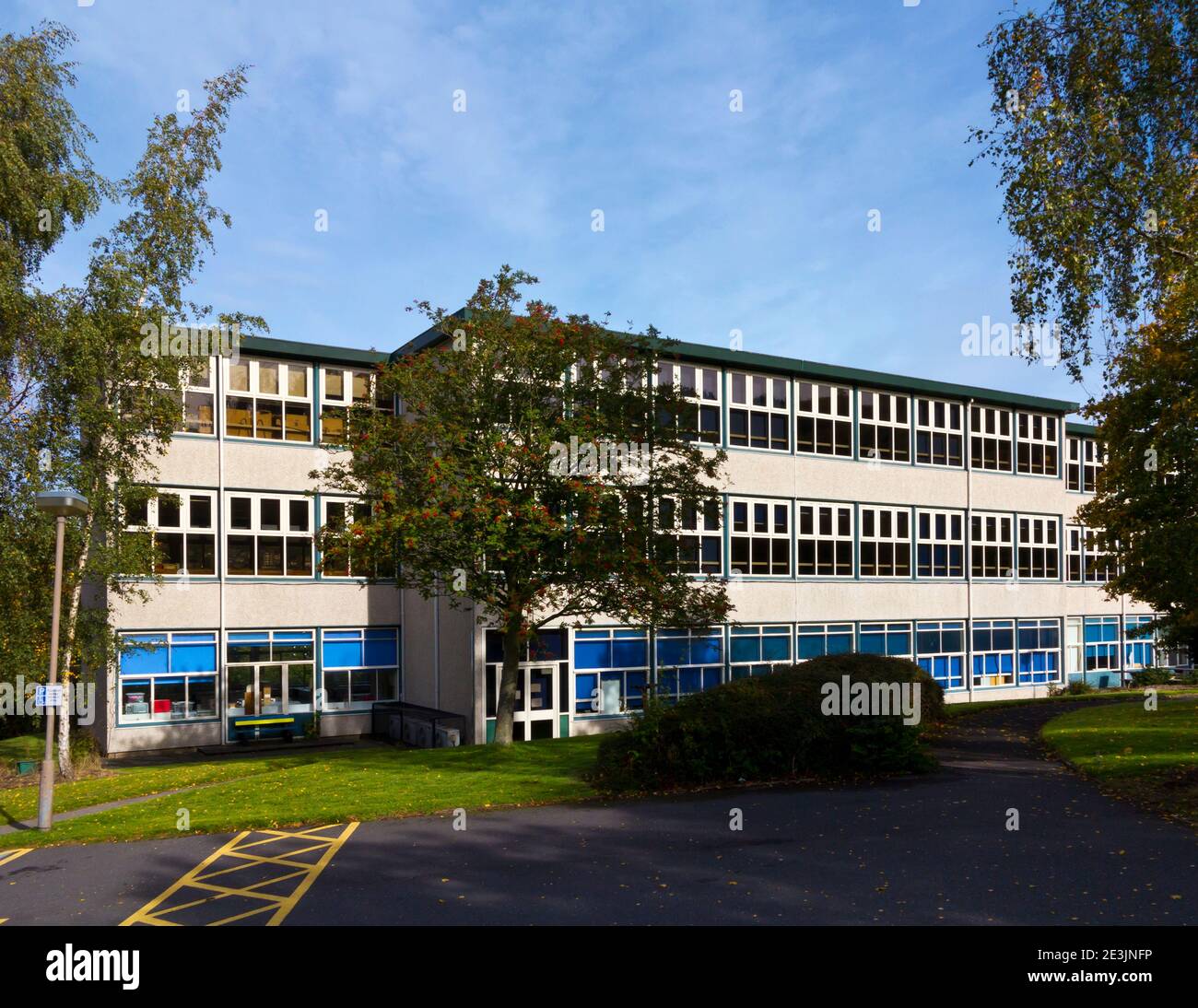 Vista esterna della Highfields School, una scuola secondaria a Matlock Nel Derbyshire Dales nel Peak District Inghilterra Regno Unito Foto Stock