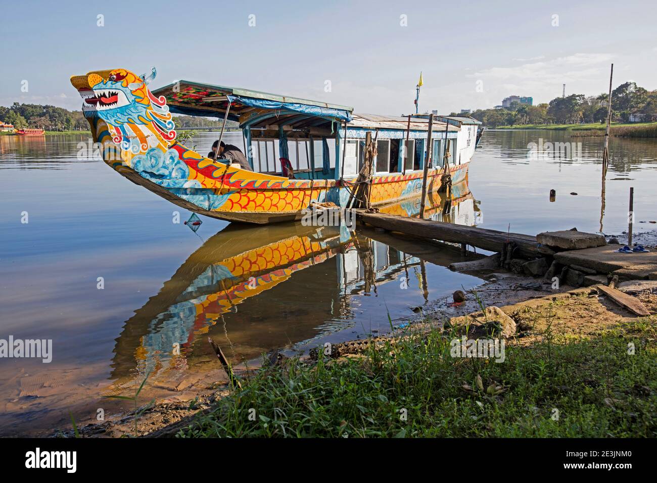 Colorato drago vietnamita tradizionale barca sul fiume profumo vicino Hue, provincia di Thừa Thiên-Huế, Vietnam centrale Foto Stock