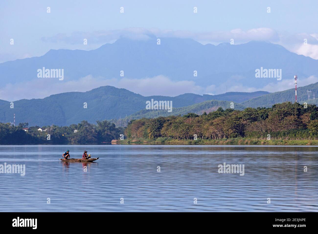 Famiglia vietnamita in piccola barca tradizionale sul fiume profumo vicino a Hue, provincia di Thừa Thiên-Huế, Vietnam centrale Foto Stock