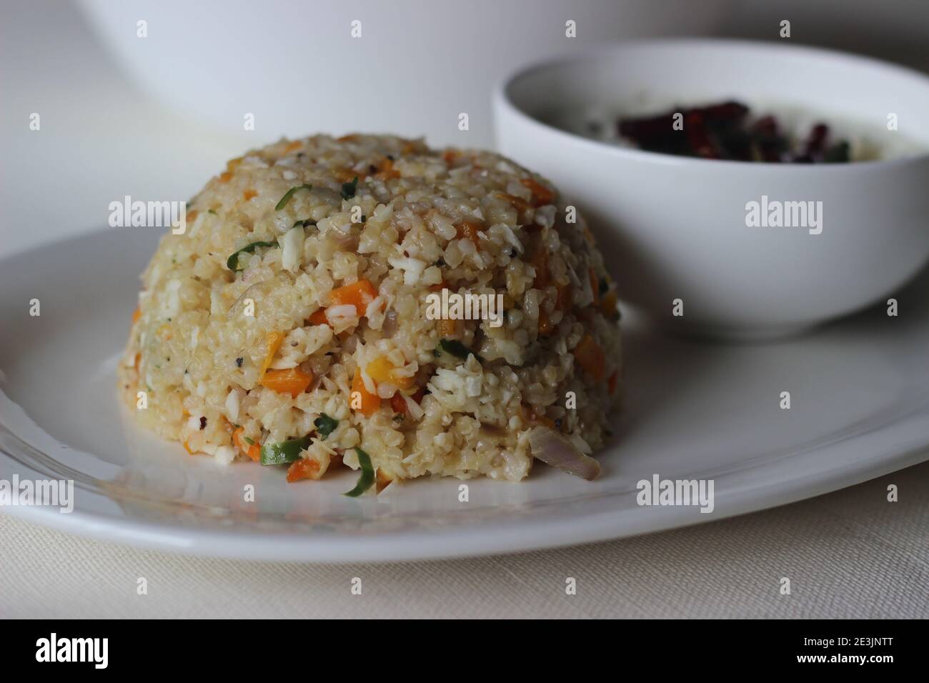 Dalia upma o upma di grano rotto è un alimento indiano del sud della colazione fatto con grano rotto, verdure miste ed altri ingredienti di rinvenimento di base serviti con Foto Stock