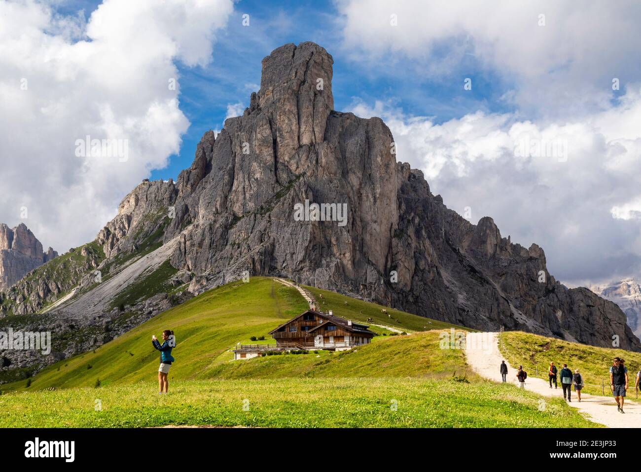 Il Passo Giau (in italiano: Passo di Giau) (in ladino: Jof de Giau) (el. 2236 m.) è un alto passo montano nelle Dolomiti in provincia di Belluno in Italia Foto Stock