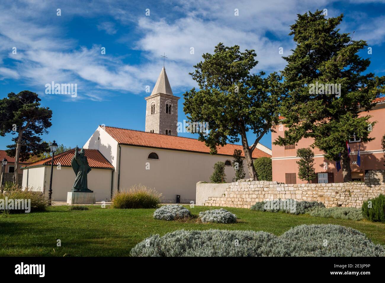 Gregorio di Nin scultura e Parrocchiale di Sant'Anselmo, Nin, una città storica nella contea di Zara, Dalmazia, Croazia Foto Stock