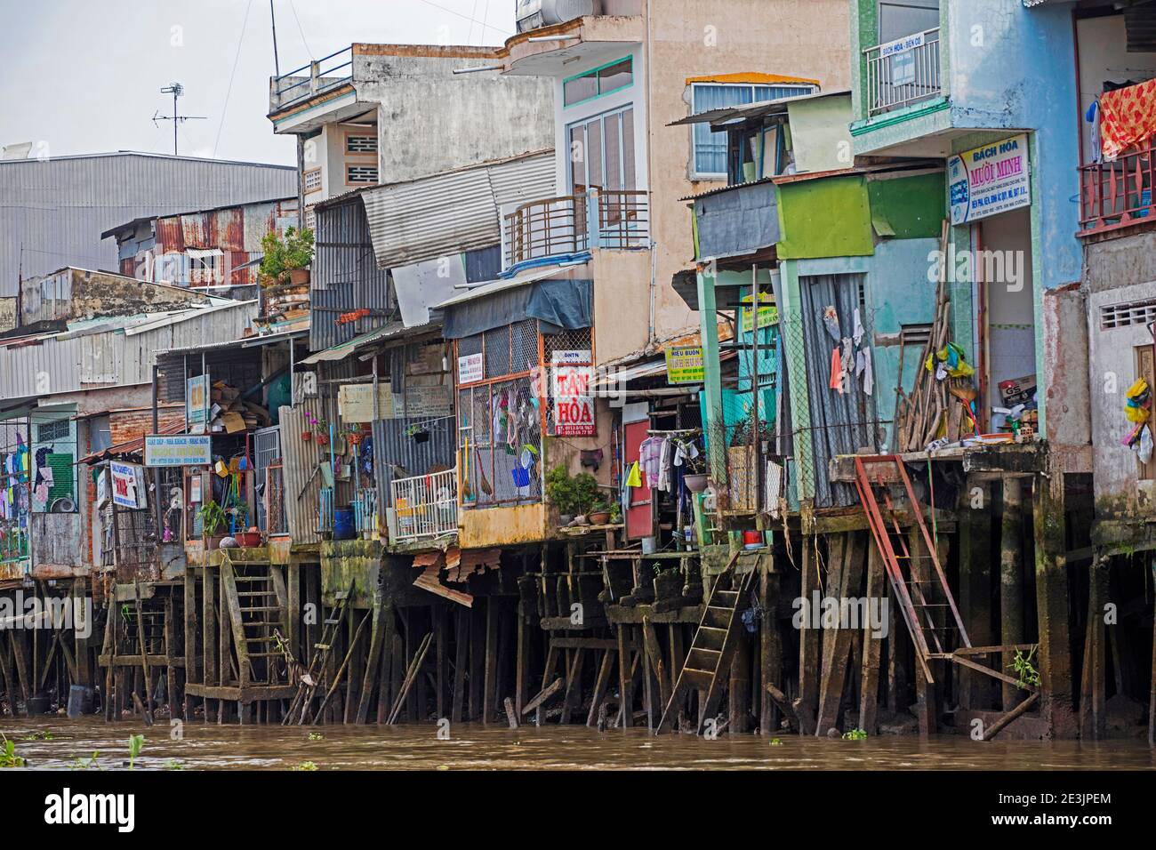 Case in palafitte nel delta del Mekong vicino a Can Tho, Vietnam Foto Stock