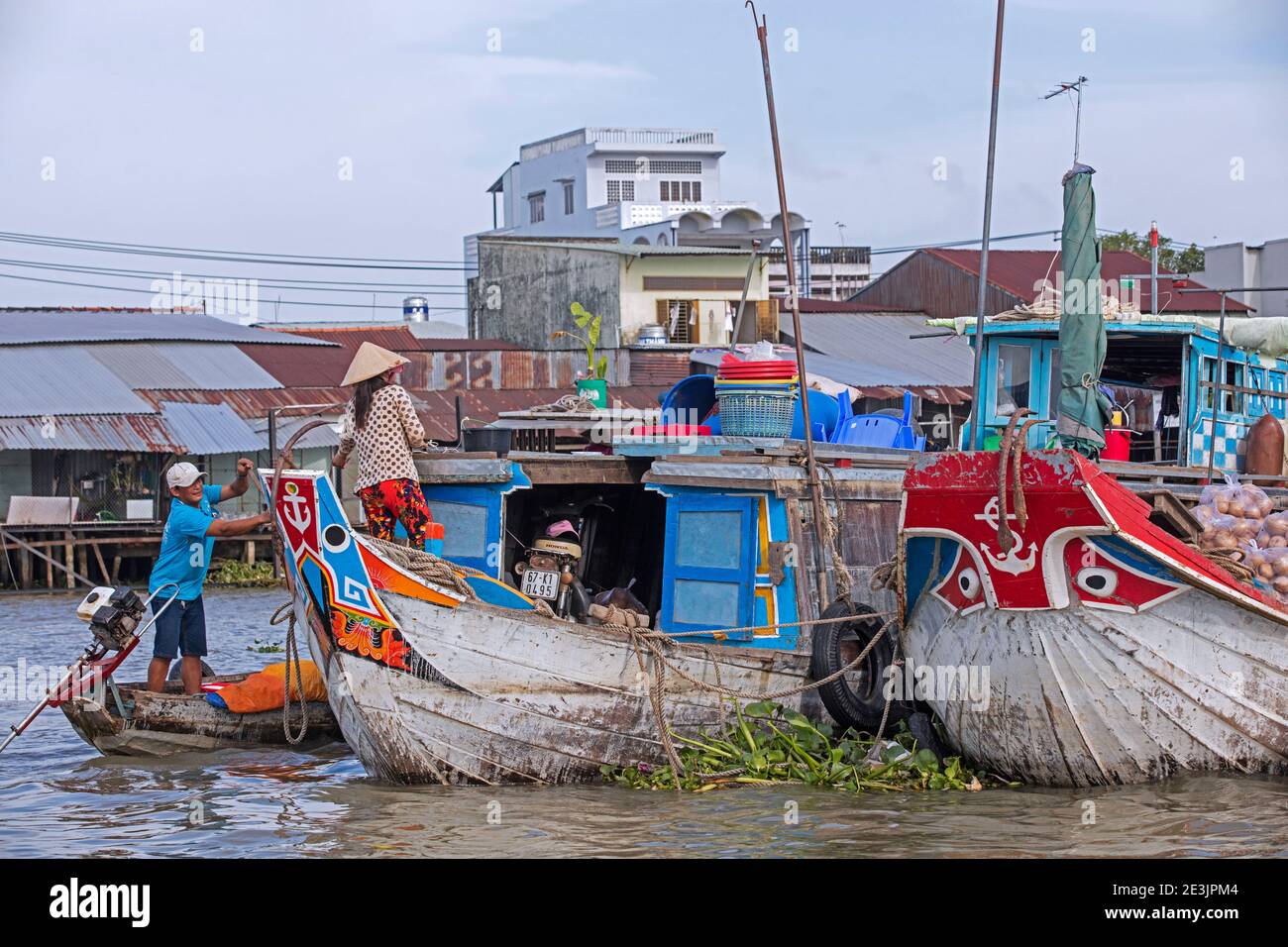 Le tradizionali barche in legno al mercato galleggiante della città Can Tho nel delta del Mekong, Vietnam Foto Stock