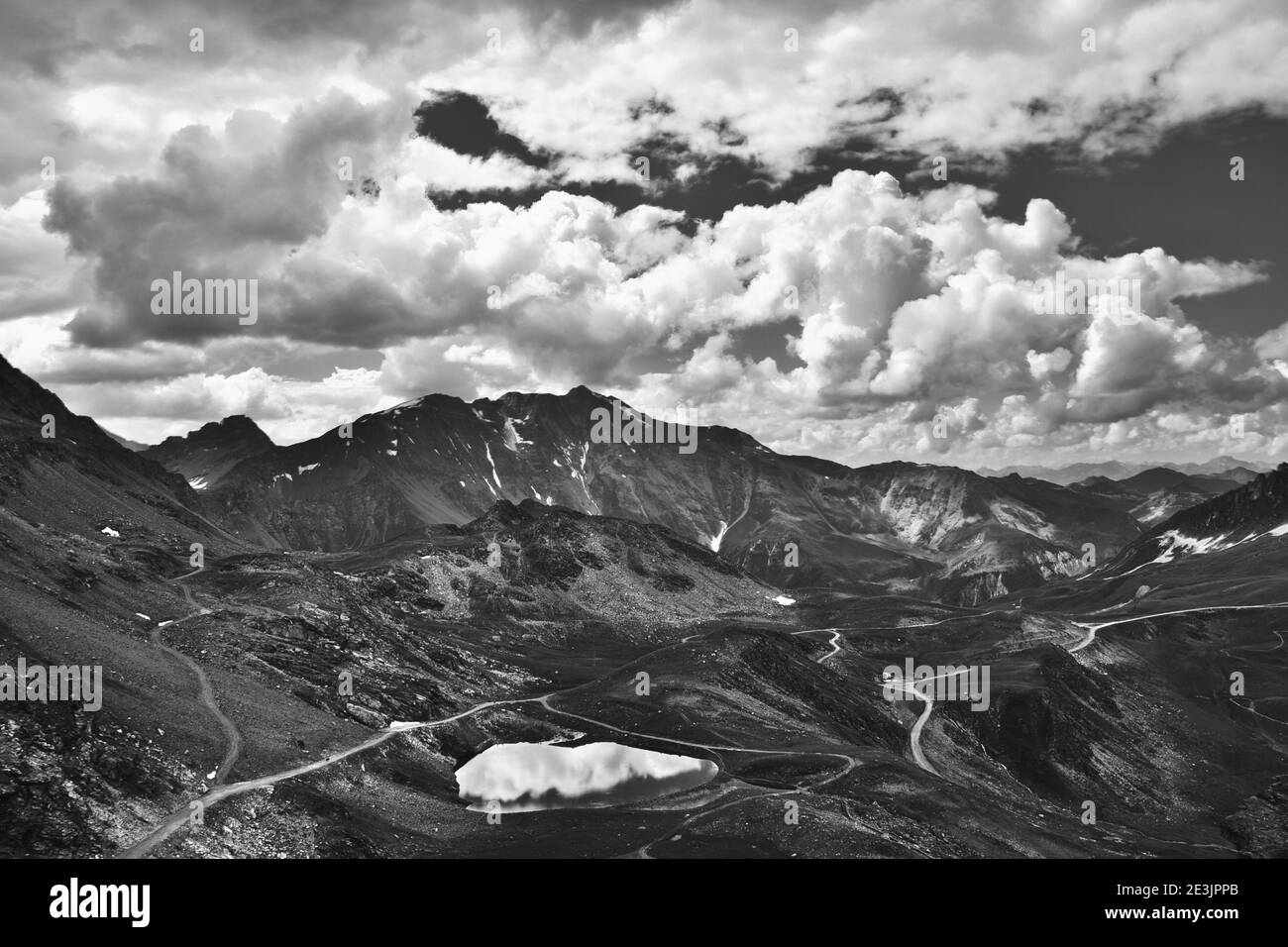 Maestoso paesaggio montano con lago dalla stazione sciistica Les Arcs 2000 nel massiccio delle Red Peaks in estate. Savoie, France.Foto in bianco e nero. Foto Stock