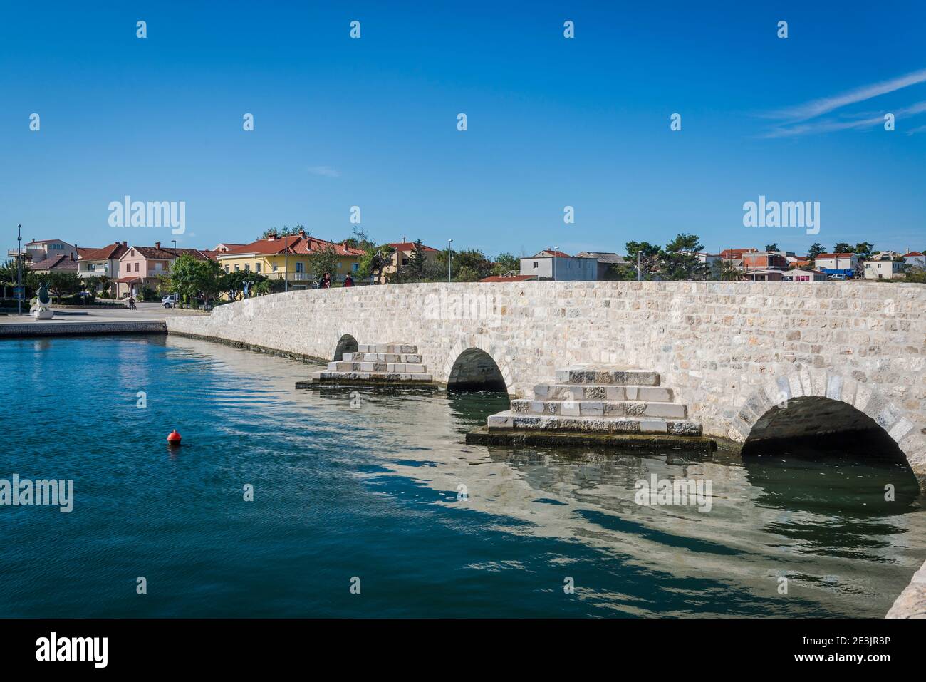 Vecchio ponte di pietra, Nin, una città storica nella contea di Zara, Dalmazia, Croazia Foto Stock