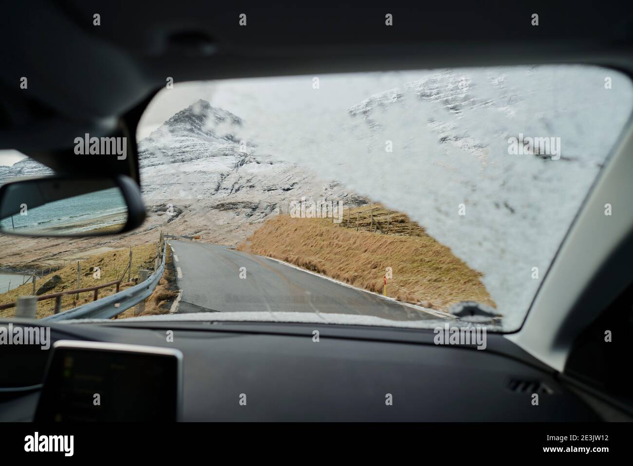 Guardando attraverso il parabrezza coperto di neve dell'auto nel Faroe Isole Foto Stock
