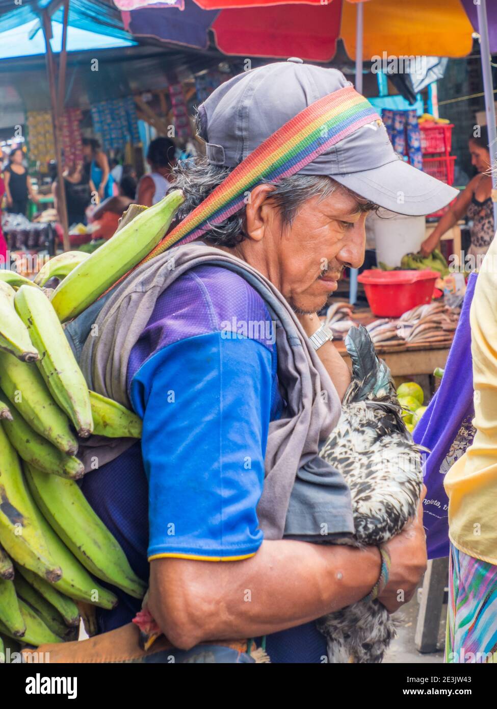 Iquitos, Perù - Dec2019: Ritratto di una donna con una pelle rossa che vende banane e gallina sul bazar Belen (mercato Belén), città di Iquitos sulle rive del Foto Stock