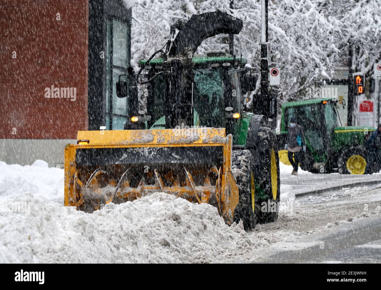 Montreal,Quebec,Canada,Gennaio 17,2021.attrezzatura per la rimozione della neve che cancella le strade della città a Montreal,Quebec,Canada.Credit: Mario Beauregard/Alamy Notizie Foto Stock