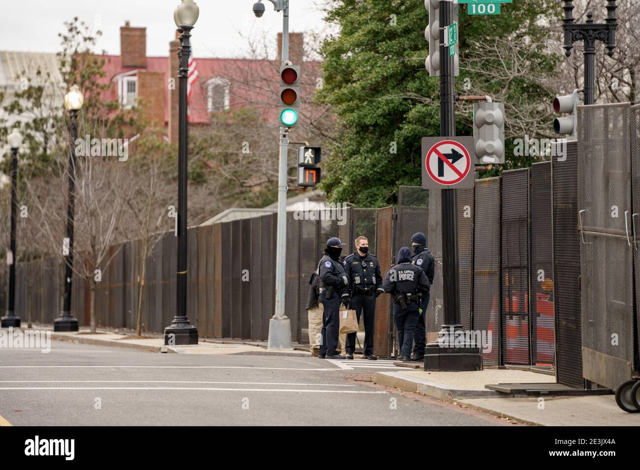 Washington DC, USA - 17 gennaio 2021: Gruppo di agenti di polizia del Campidoglio degli Stati Uniti di Washington DC che conversano fuori delle recinzioni Foto Stock