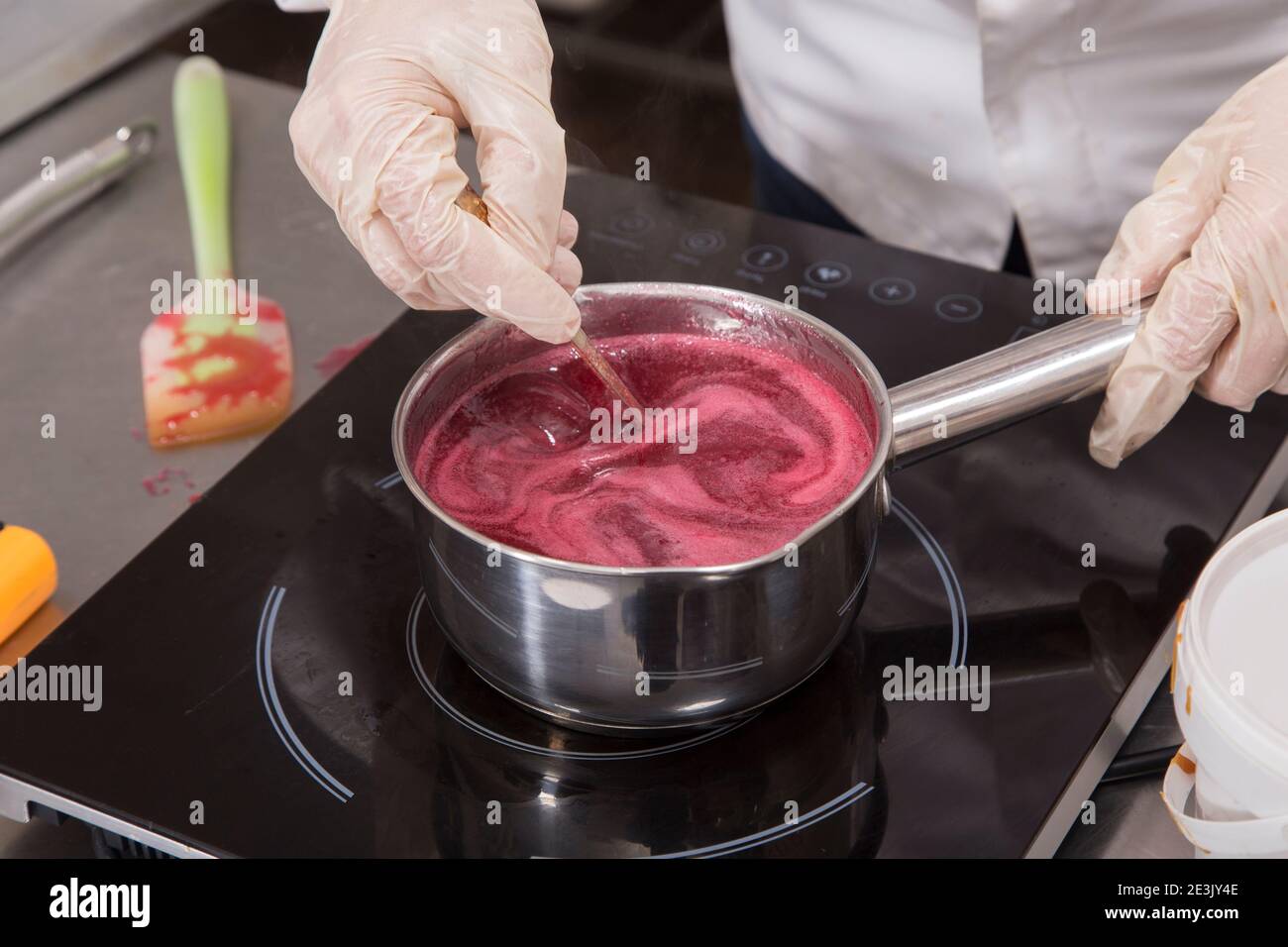Il processo di produzione dello sciroppo dolce rosso. Primo piano. Foto Stock