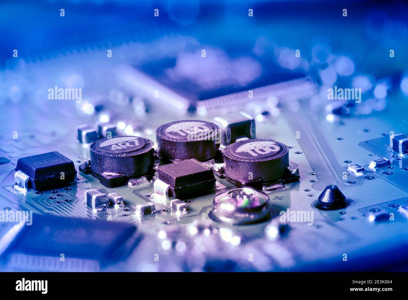 Circuito integrato con un chip del processore sulla scheda madre del computer Foto Stock