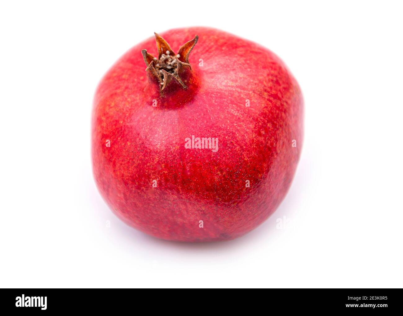 Melograno naturale di freschezza, frutto intero di melograno, isolato su bianco Foto Stock