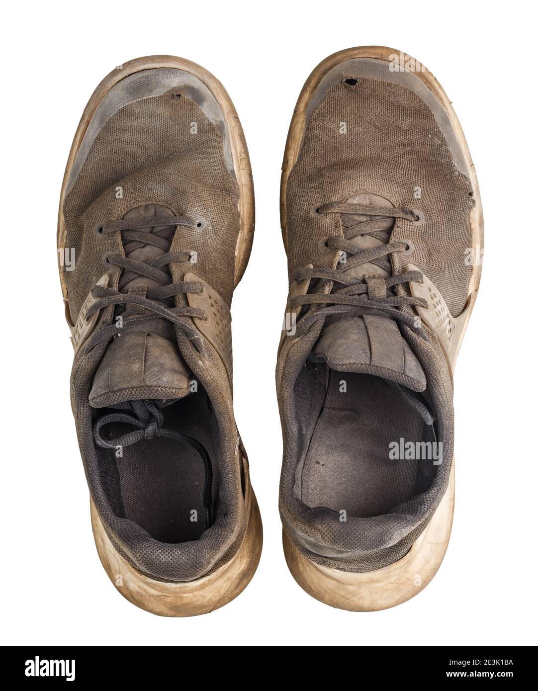 un paio di sneakers sporche e sweared isolate su sfondo bianco, con una prospettiva piatta e ovvia dall'alto Foto Stock