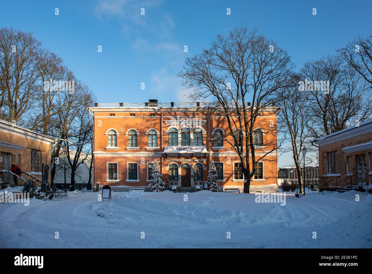 Villa Hakasalmi in stile Impero o Villa Karamzin, progettata da Ernst Lohrmann, durante l'inverno nel quartiere Etu-Töölö di Helsinki, Finlandia Foto Stock