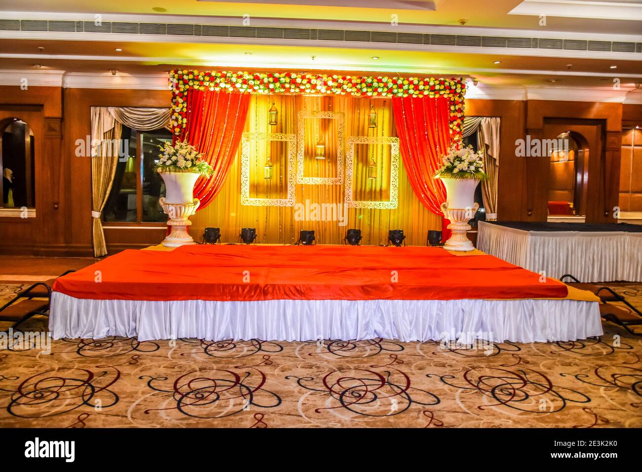 Bellissimo Indian cerimonia nuziale di scena in colori e ingresso in rosso e motivi floreali Foto Stock