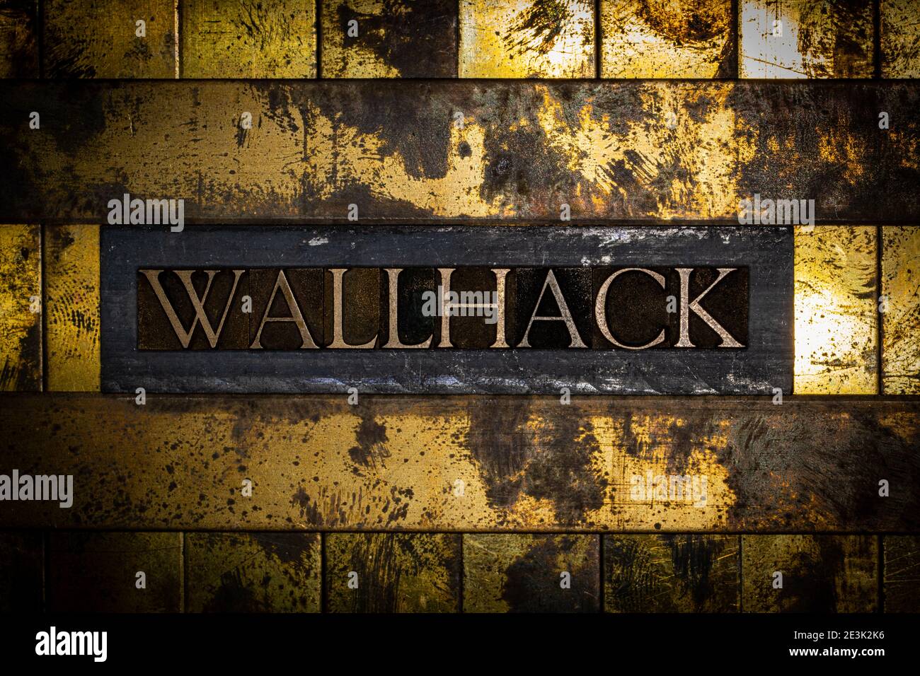Wallhack testo con su vintage textured argento grunge rame e. sfondo oro Foto Stock