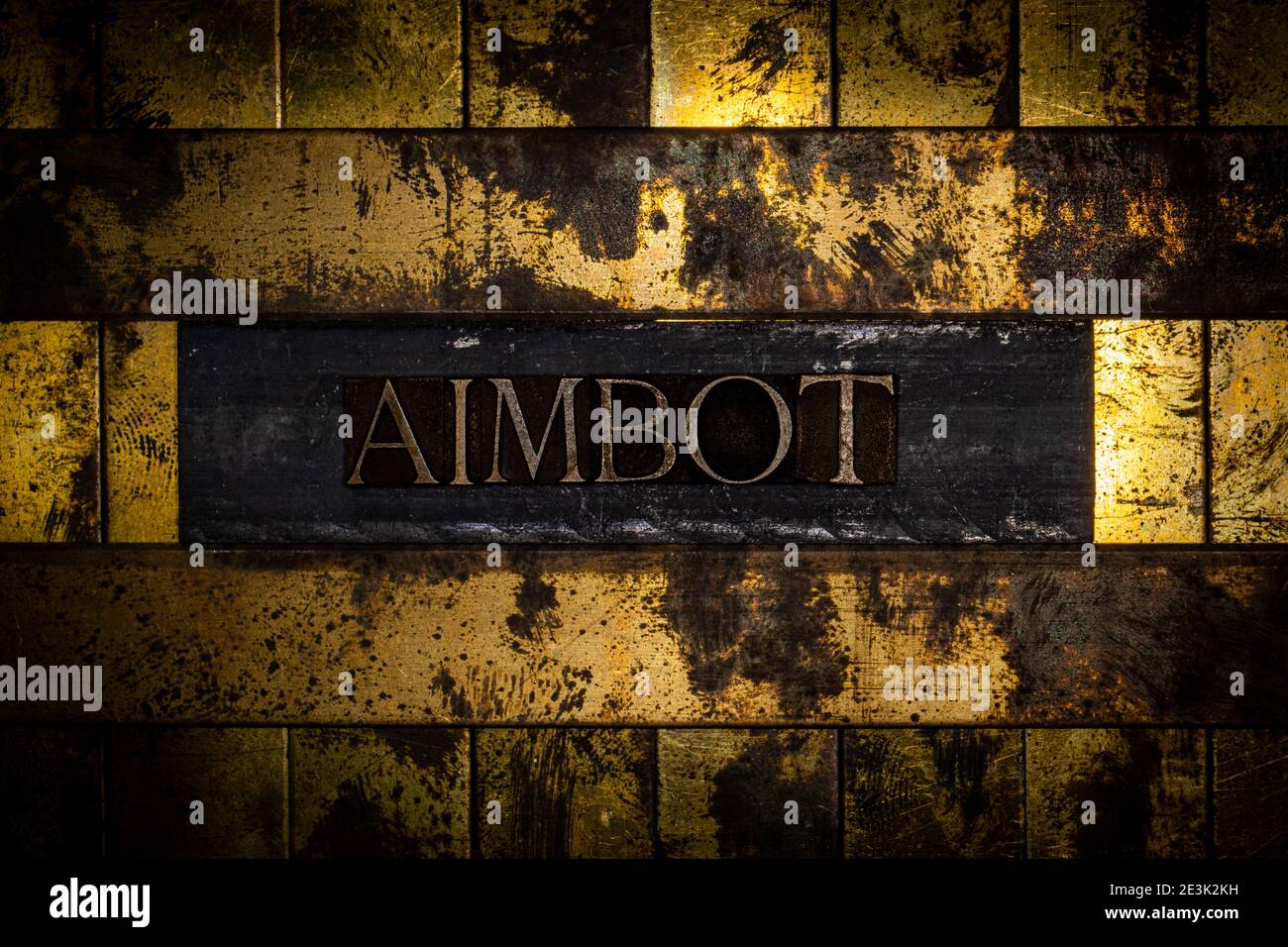Testo Aimbot con su vintage ruvida argento grunge rame e. sfondo oro Foto Stock