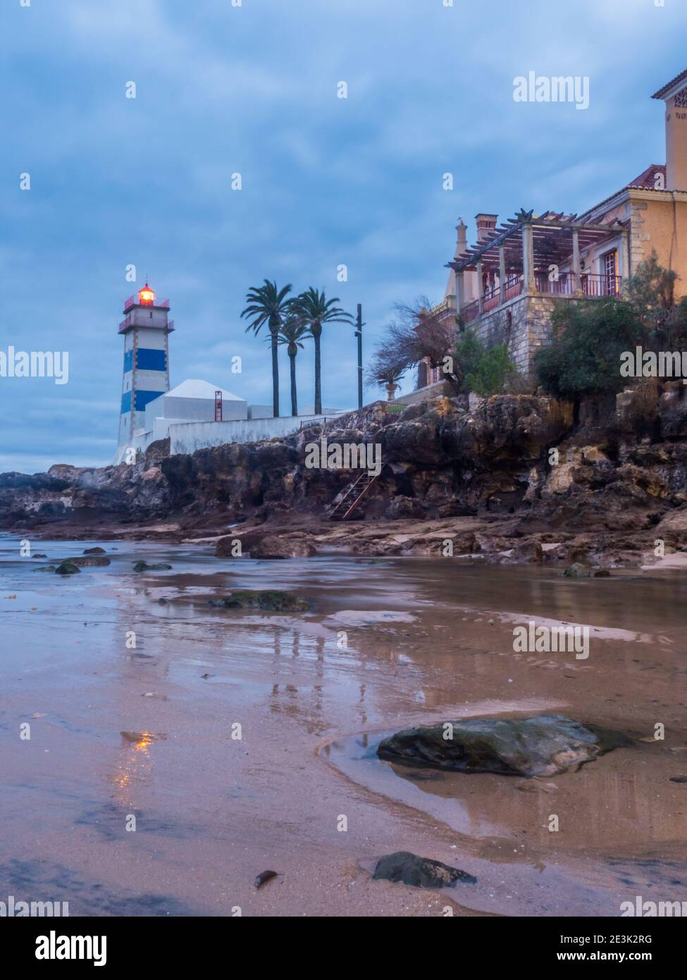 Vista all'alba del faro di Santa Marta durante il deflusso dell'oceano, in Portogallo. Foto Stock