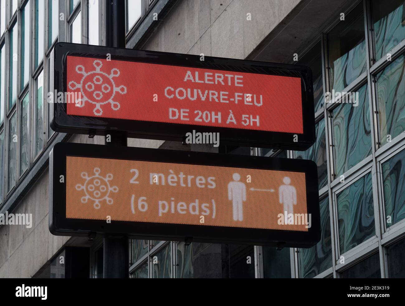 Montreal,Quebec,Canada,Gennaio 16 2021.Signs che indicano un coprifuoco notturno in vigore Montreal,Quebec,Canada.Credit: Mario Beauregard/Alamy News Foto Stock