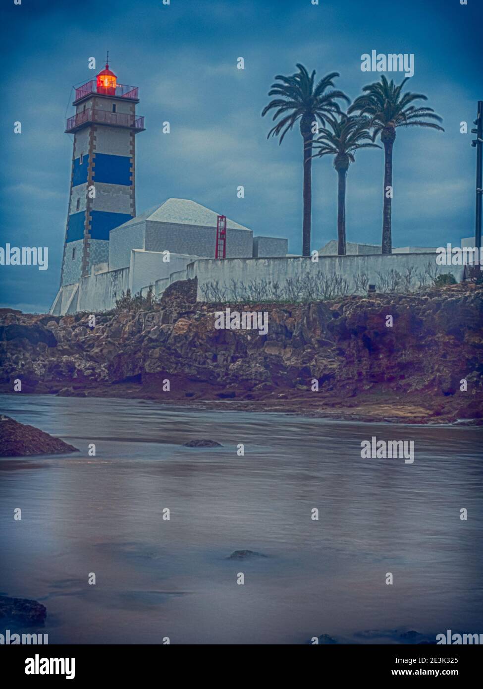 Foto d'epoca. Vista all'alba del faro di Santa Marta durante il deflusso dell'oceano, in Portogallo. Foto Stock