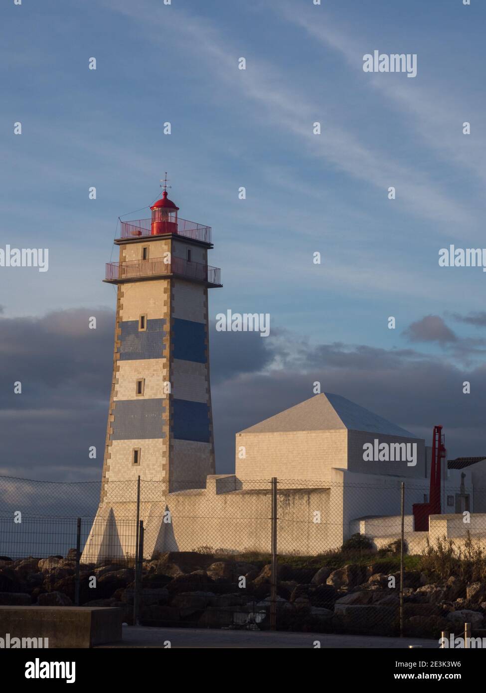 Vista all'alba del faro di Santa Marta a Cascais, Portogallo. Foto Stock