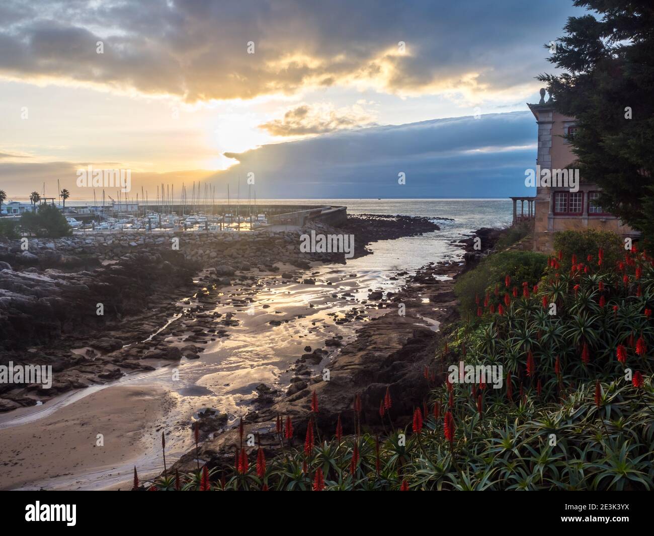 Sunrise vista di Santa Marta faro e il museo municipale di Cascais durante il deflusso dell'oceano, in Portogallo. Foto Stock