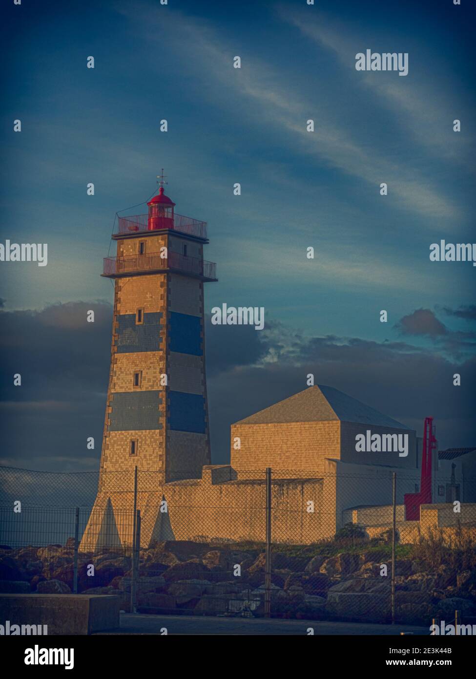 Foto d'epoca. Vista all'alba del faro di Santa Marta a Cascais, Portogallo. Foto Stock