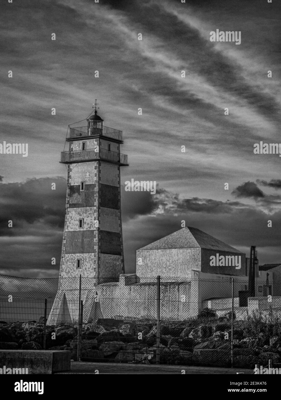 Foto d'epoca. Vista all'alba del faro di Santa Marta a Cascais, Portogallo. Foto Stock