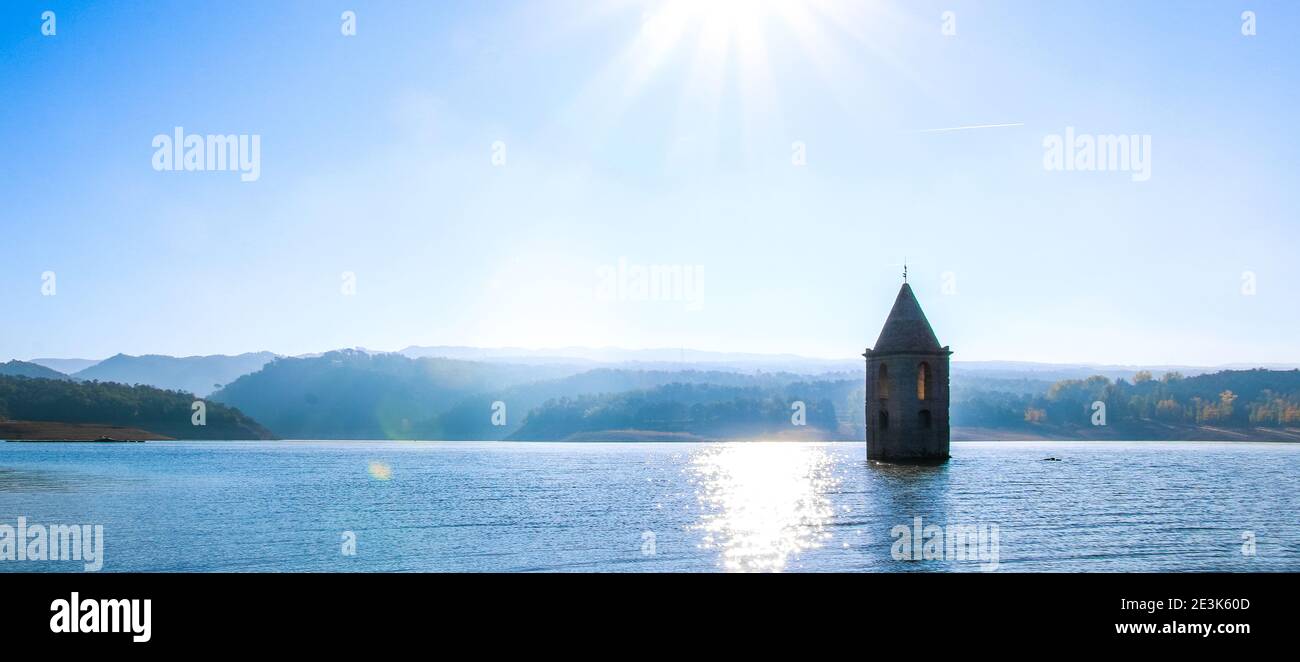 Chiesa storica della palude di Sau. Vista panoramica del lago artificiale di Sau. Paesaggio della palude di Sau in una giornata di sole. Turismo a Osona, Barcellona, Catalunya, Foto Stock