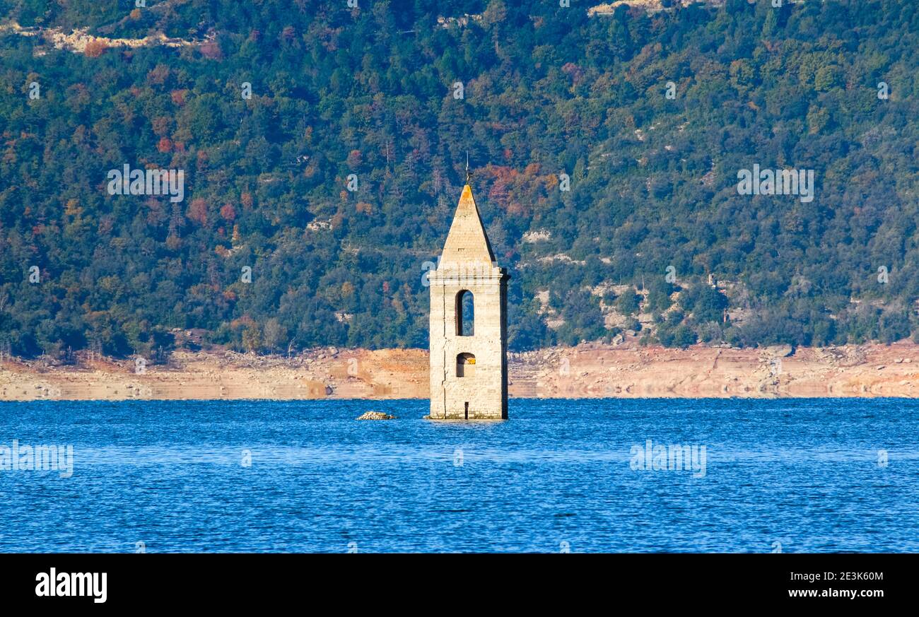Chiesa della palude di Sau. Serbatoio SAU. Paesaggio della palude di Sau in una giornata di sole. Turismo a Osona, Barcellona, Catalunya, Spagna. Foto Stock
