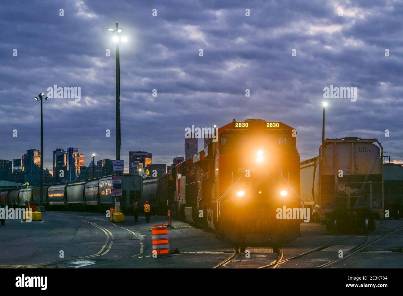 Treno merci nel cantiere ferroviario, a nord di Vancouver, British Columbia, Canada Foto Stock