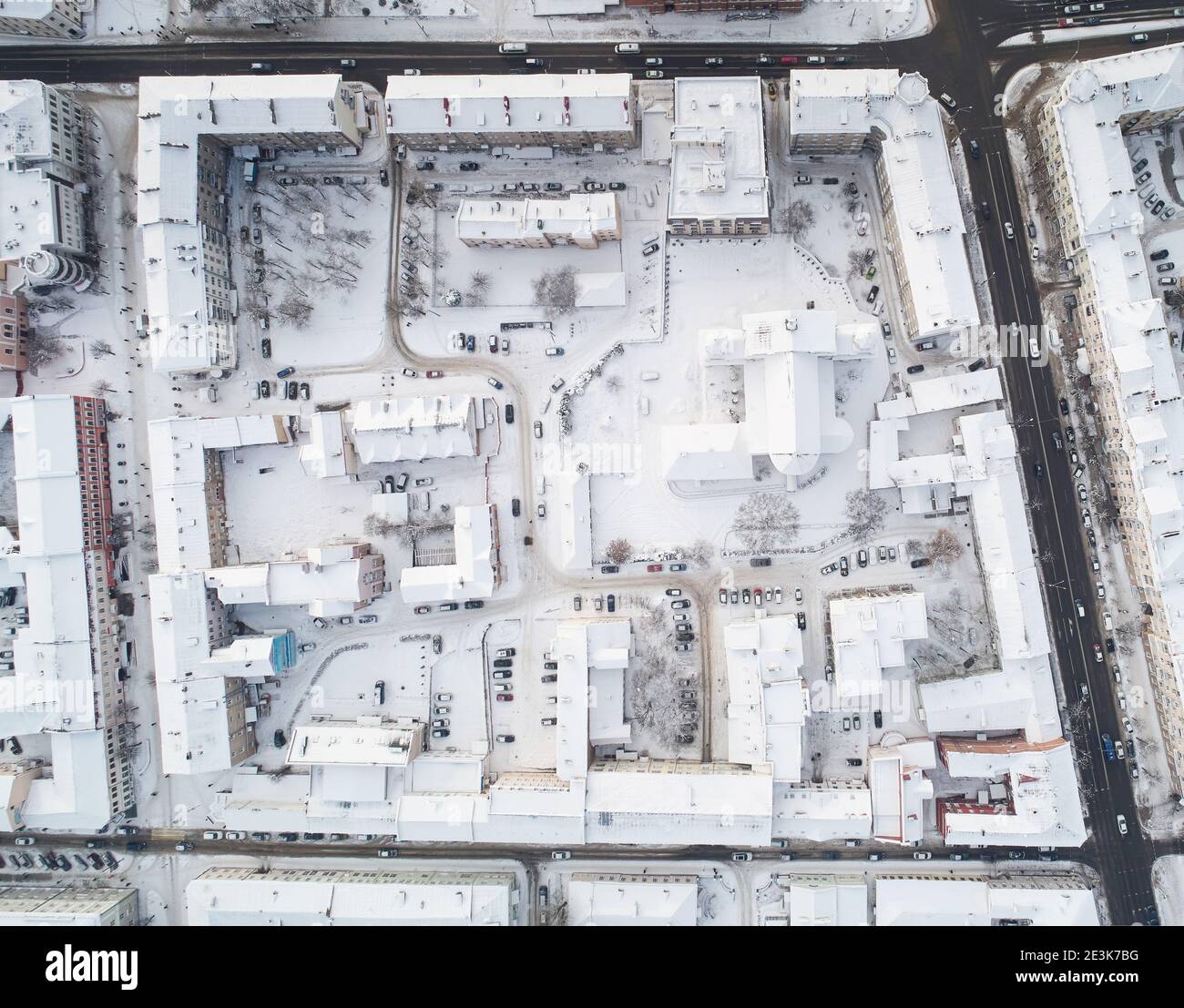 Vista dall'alto del drone aereo nel quartiere della città in inverno. Vista sul tetto dell'area residenziale Foto Stock