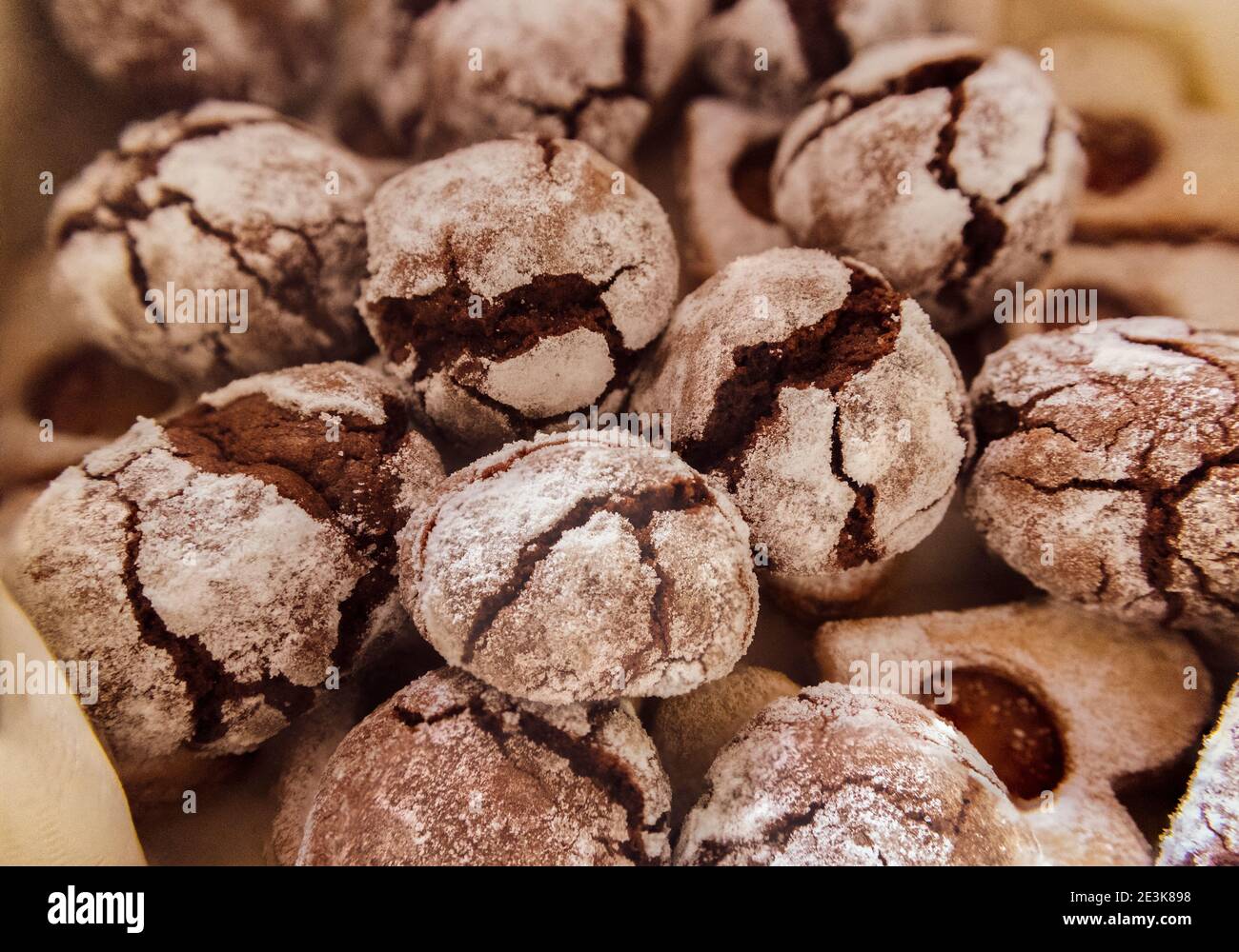 Dolci biscotti fatti in casa di Natale con crepe di cioccolato e glassa di zucchero sulla parte superiore Foto Stock