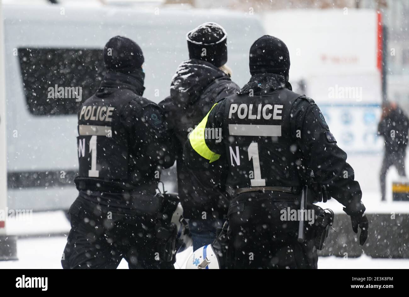 Montreal,Quebec,Canada,Dicembre 20,2021.Police in completo ingranaggio di rivolta ad una protesta dentro Montreal,Quebec,Canada.Credit: Mario Beauregard/Alamy News Foto Stock